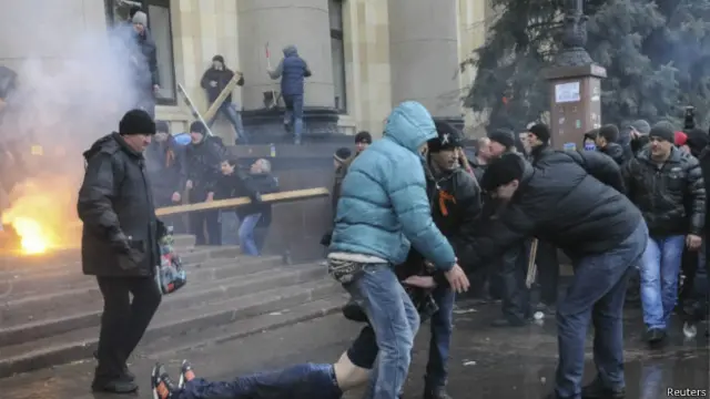 Confrontos em Kharkiv no sábado, 1º de março | Foto: Reuters