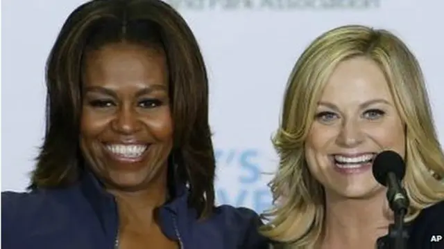 Michelle Obama dan Amy Poehler
