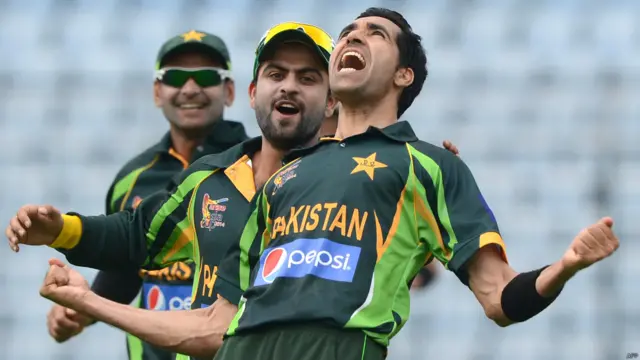 پاکستانی بولر عمر گل بھارتی کپتان ویراٹ کوہلی کو آؤٹ کرنے کے بعد خوشی منا رہے ہیں۔