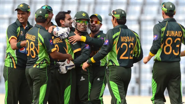 روہت شرما کے آؤٹ ہونے کے بعد پاکستانی ٹیم۔