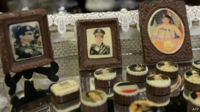يمكن شراء قطع شيكولاتة مرسوم عليها صورة السيسي، ما يدل على شعبيته