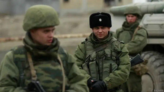 Tropas en el puerto de Fedosia, en Crimea