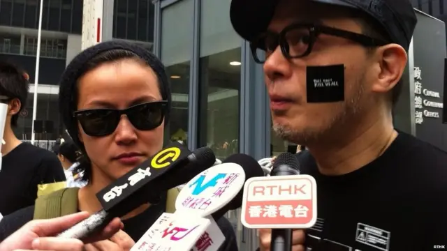 流行歌手何韵诗（左）和黄耀明（右）出席香港新闻界反暴力游行（香港电台图片2/3/2014）