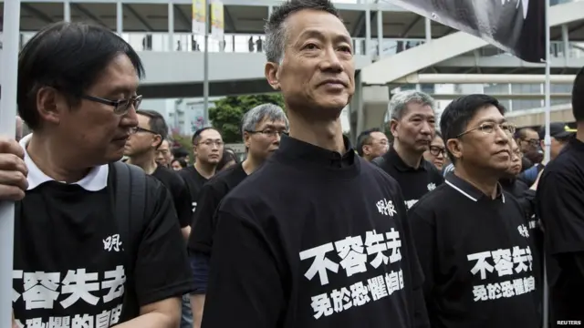 张健波（中）和钟天祥（右）在香港新闻界反暴力游行上（2/3/2014）