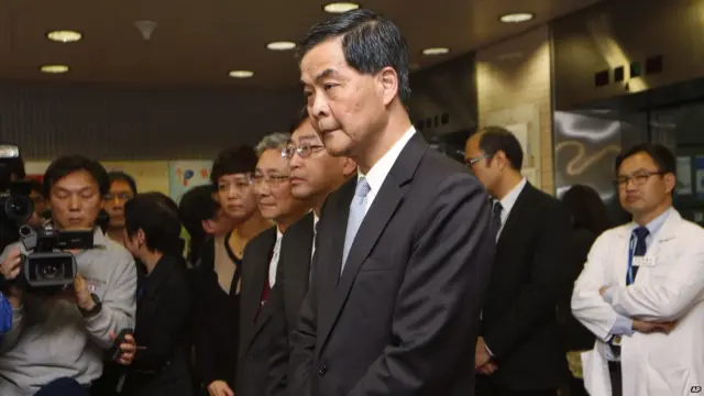 梁振英在香港东区医院探望刘进图后会见媒体（26/2/2014）