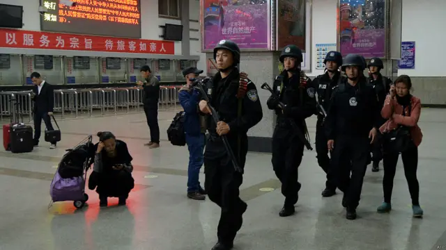 Polisi bersenjata di Kunming