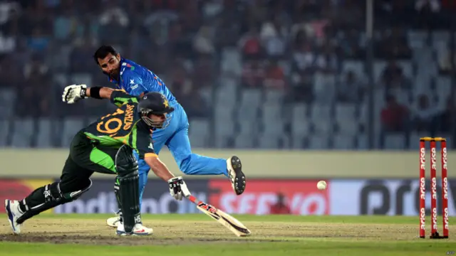 احمد شہزاد رن لیتے ہوئے۔ احمد نے 44 گیندوں میں 42 رنز بنائے۔