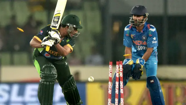 پاکستان کے بیٹسمین شرجیل خان پچیس رنز بنا کر بولڈ ہوئے۔