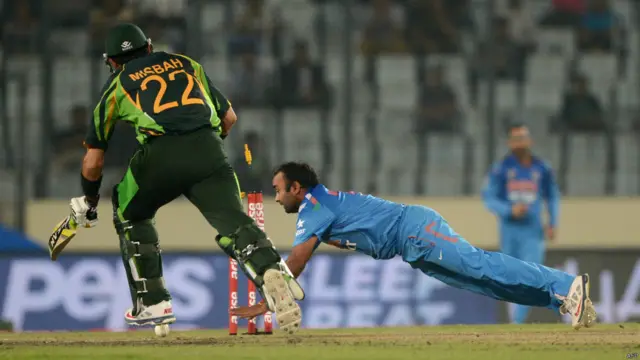 مصباح الحق ایک رن بنا کر رن آؤٹ ہوئے۔