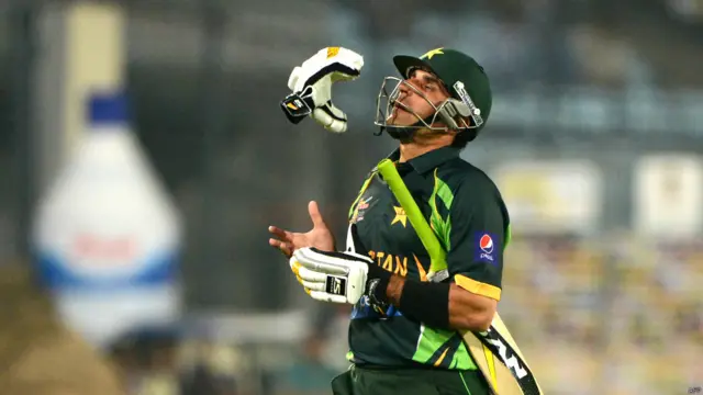 رن آؤٹ ہونے کے بعد مصباح پویلین کی جانب جا رہے ہیں۔