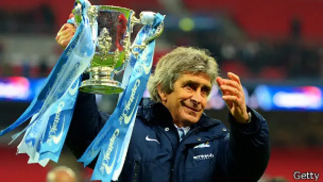 Manuel Pellegrini ergue troféu da Copa da Liga Inglesa com o Manchester City / Crédito da foto: Getty