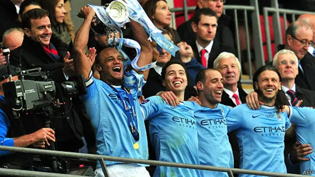 مدافع مانشستر سيتي فينست كومباني وفرحة الفوز بالكأس