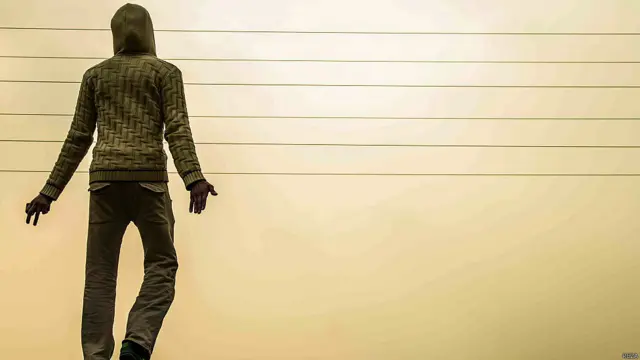 عکس از رضا. او نوشته: "به اميد روز آزادی دوربينم که دوباره بتوانم با آن عکس‌های آزادی بگيرم."