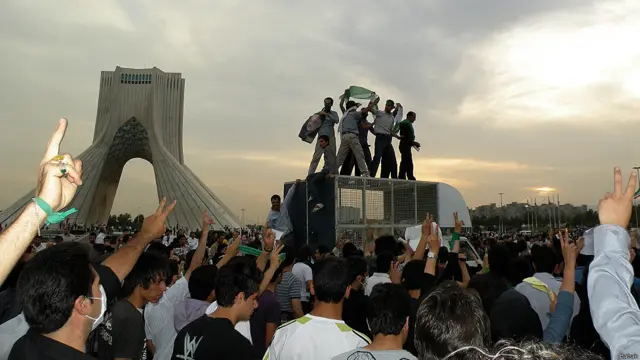 بابک نوشته که این تصاویر را در روز ۲۵ خرداد ۱۳۸۸، حول و حوش میدان آزادی تهران [از اعتراضات به نتیجه انتخابات ریاست جمهوری آن سال] گرفته است.