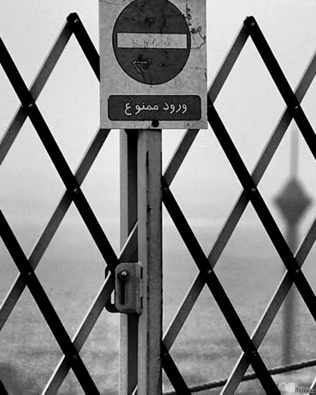 علامت ورود ممنوع در ایران؛ عکس از فرناز. او نوشته: "آزادی یعنی به خاطر عقاید سیاسی‌ات، تو را از ورود به وطن‌ات محروم نکنند." 