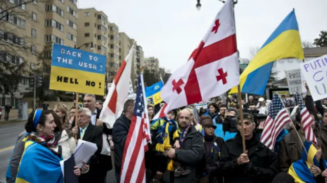 کرملین وايي، مسکو اوکراین کې د خپلو وګړو د ملاتړ لپاره مټې رابډوهلې دي.