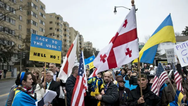यूक्रेन में रूस का विरोध करते लोग.