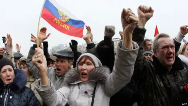Manifestação pró-Rússia em Donetsk neste domingo | Foto: AFP