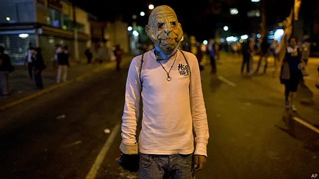 Manifestante con máscara