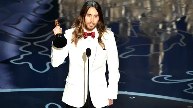 अभिनेता जेरड लेटो ऑस्कर ट्राफ़ी के साथ.