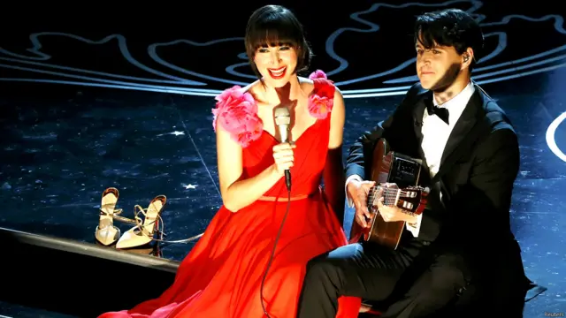 गाना पेश करतीं कैरन ओ.