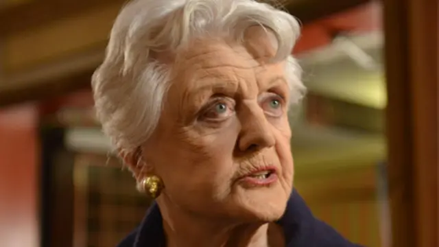 قدمت جائزة أوسكار شرفية للممثلة أنجيلا لانسبري عن مجمل مسيرتها الفنية.