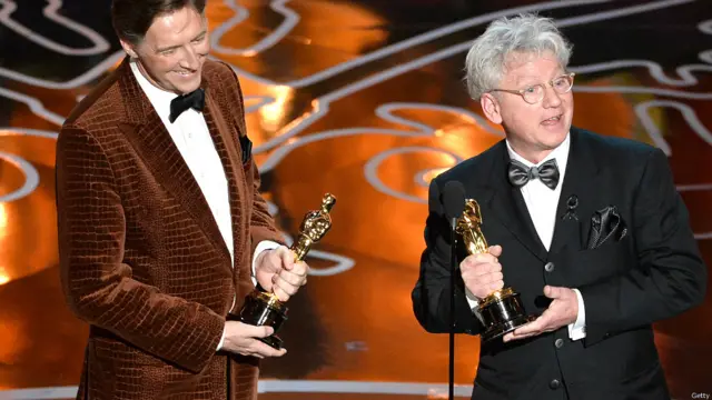 ऑस्कर ट्राफ़ी के साथ निकोलस रीड (बाएं) और मैल्कम क्लार्क (दाएं)  