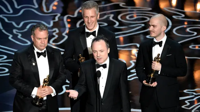 ट्राफ़ी के साथ फ़िल्म ग्रैविटी में विजुअल इफ़ेक्ट देने वाली टीम.