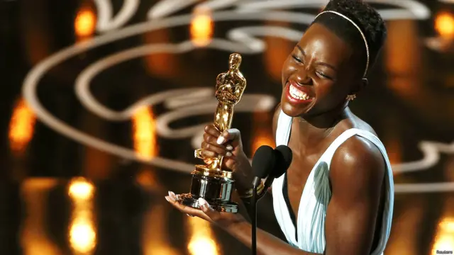 ऑस्कर ट्राफ़ी के साथ लुपिटा न्योंगो