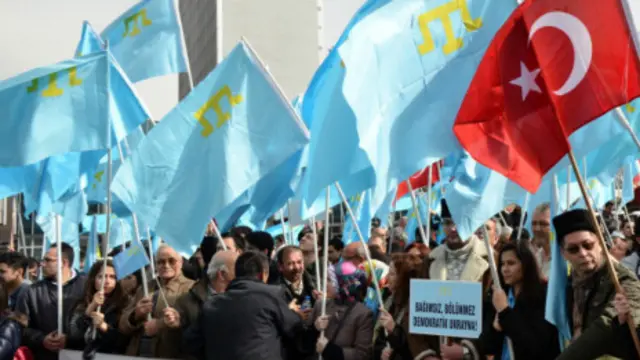 Người biểu tình ở Ankara, Thổ Nhĩ Kỳ, giương cờ Crimea và các biểu ngữ viết: "Nước Ukraine độc lập, thống nhất và dân chủ" 