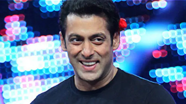 سلمان خان بھی فٹبال کی حوصلہ افزائی کے لیے ایک ٹیم کے ساتھ سامنے آئے ہیں