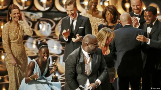 Oscar 2013: Aktris kulit hitam Lupita Nyong'o, dengan sutradara Steve McQueen, untuk film 12 Years of Slave.