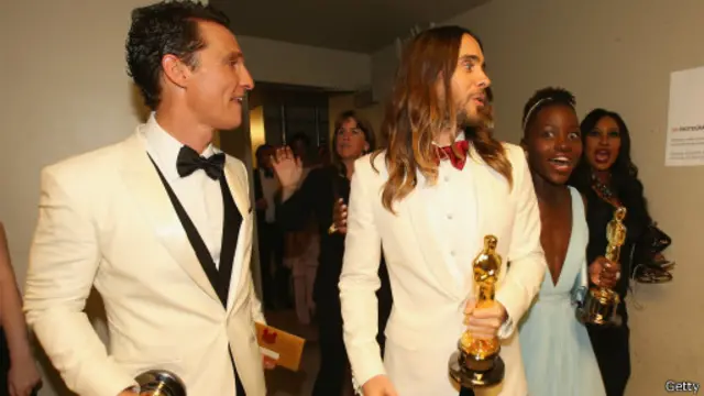 Matthew McConaughey dan Jared Leto menerima penghargaan untuk film Dallas Buyers' Club.