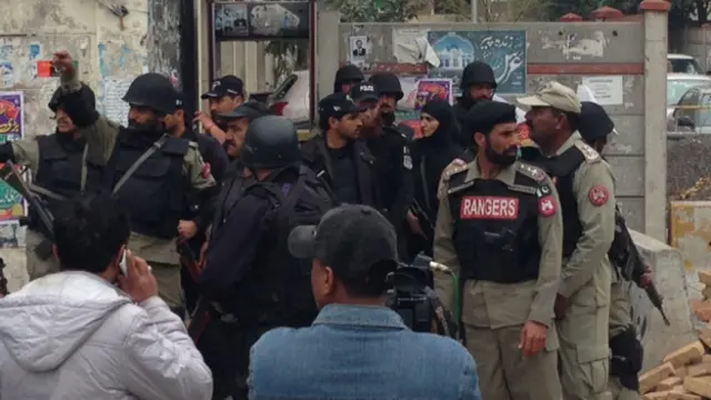 اسلام آباد کچہری میں ہونے والے خود کش حملوں کے بعد پاکستان کی سول اور ملٹری قیادت نے ایک ہنگامی ملاقات کی ہے جب کہ کالعدم تحریک طالبان پاکستان نے کہا ہے کہ جنگ بندی کے بعد اس کی خلاف ورزی کو وہ ناجائز سمجھتے ہیں