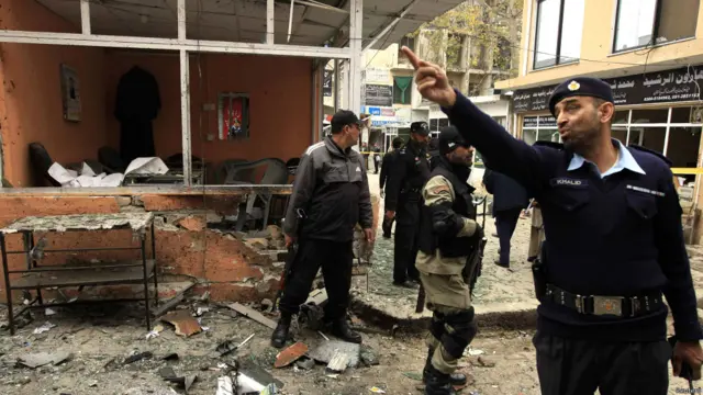 اسلام آباد میں فائرنگ اور خودکش دھماکوں کے نتیجے میں ایڈیشنل سیشن جج رفاقت احمد اعوان سمیت 11 افراد ہلاک اور 25 زخمی ہوگئے ہیں۔