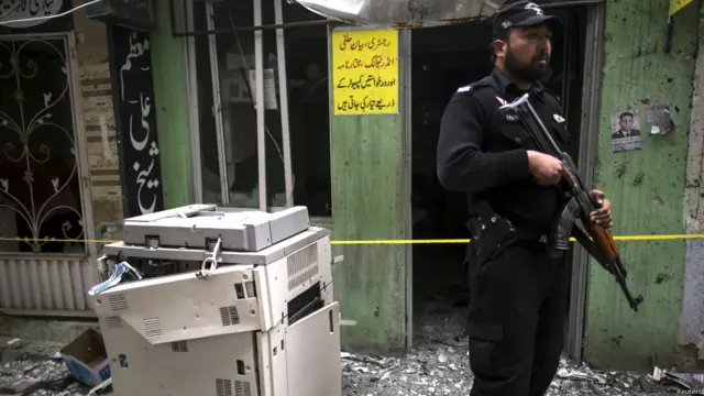 یہ واقعہ پیر کی صبح ساڑھے آٹھ بجے کے قریب اسلام آباد کے سیکٹر ایف ایٹ مرکز میں واقع عدالتی کمپلیکس میں پیش آیا۔