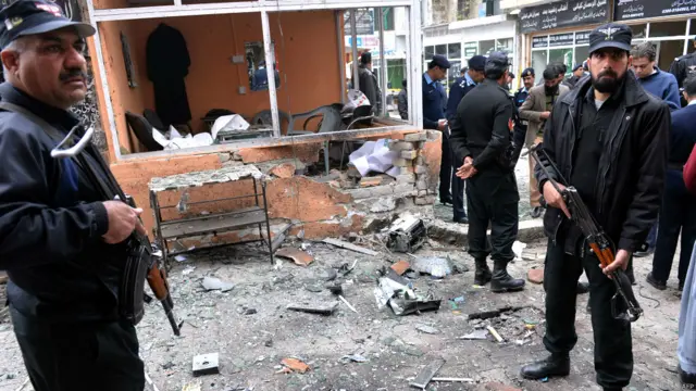 آئی جی اسلام آباد نے میڈیا سے بات کرتے ہوئے کہا کہ خودکش حملہ آوروں کی تعداد دو تھی تاہم عینی شاہدین نے کا کہنا ہے کہ حملہ آوروں کی تعداد زیادہ تھی۔