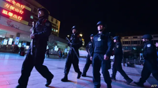 昆明火车站前的警察（2014年3月2日）