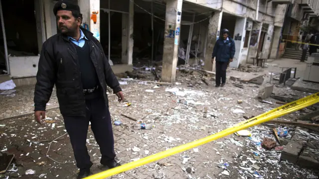 آئی جی اسلام آباد نے مزید کہا کہ اس کے بعد ایک حملہ آور نے وکلاء کے چیمبرز کے قریب اور دوسرے نے ایڈیشنل سیشن جج رفاقت اعوان کے چیمبر کے قریب دھماکہ کر دیا۔