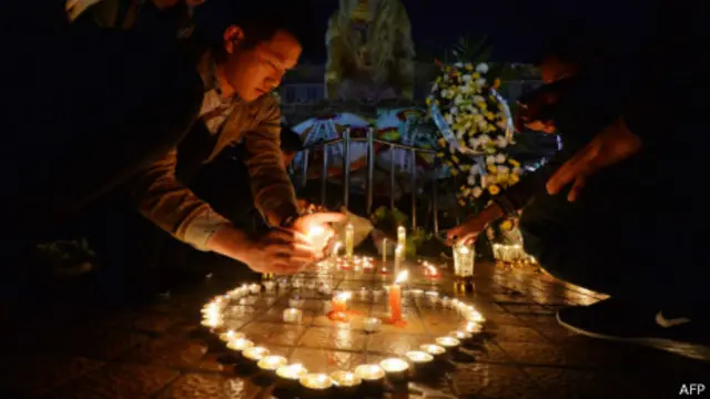 昆明市民在车站广场为死难者进行烛光守夜（2014年3月2日）