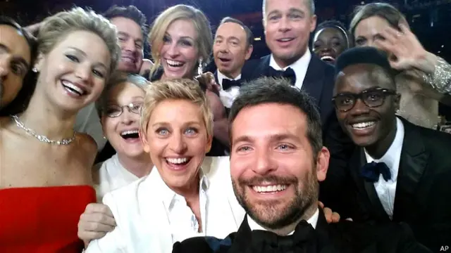Dalam foto itu, DeGeneres bersama Jennifer Lawrence, Meryl Streep, Kevin Spacey, Brad Pitt, Julia Roberts, Bradley Cooper, dan Lupita Nyong'o.