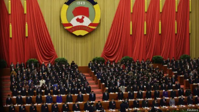 政协开幕式上与会者为昆明袭击遇难者默哀（2014年3月3日）