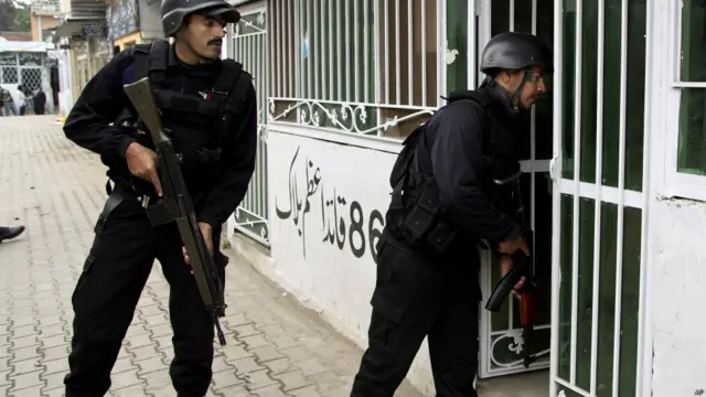 ایک سے زائد حملہ آور اس حملے میں ملوث تھے جن کی عمریں تیس سال سے کم تھیں۔