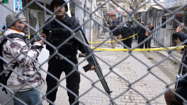 سکیورٹی اہلکاروں نے میڈیا کو کچہری میں داخل ہونے سے روک رکھا تھا۔