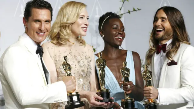 (من اليمين) الأمريكي جايرد ليتو، والكينية لوبيتا نيونغو، والأسترالية كيت بلانشيت، والأمريكي ماثيو ماكونوي يقفون لالتقاط صورة تذكارية بعد فوزهم في الدورة السادسة والثمانين بأربع جوائز أوسكار.