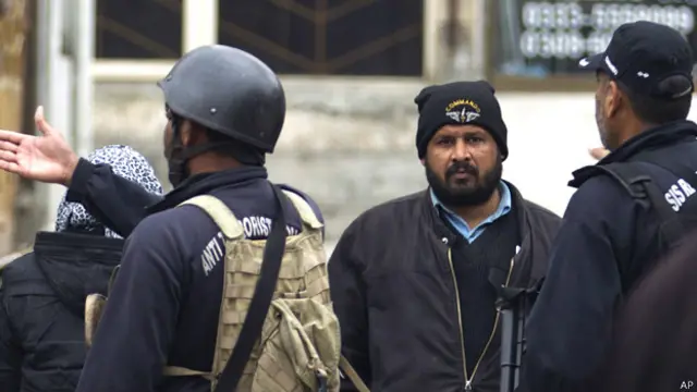 عینی شاہد زمرد شاہ ایڈووکیٹ کا کہناہے کہ جب حملہ آور باتیں کر رہے تھے تو کسی نے بھی نوٹس نہیں لیا