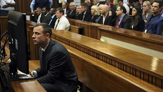 العداء الأولمبي الجنوب أفريقي أوسكار بيستوريوس في قاعة المحكمة