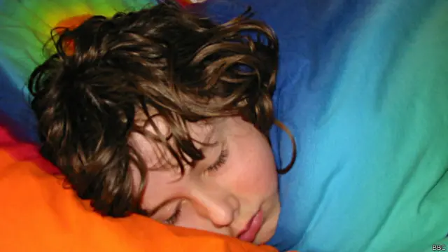 Criança dormindo | Crédito: BBC