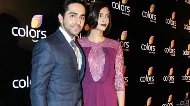 اداکار آیوشمان كھرانا اور سونم کپور بھی وہاں نظر آ ئے۔ یہ دونوں بالی وڈ سٹار اپنی آنے والی فلم ’بےوقوفياں‘ میں ایک ساتھ اداکاری کرتے نظر آئيں گے۔