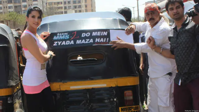 اداکارہ سنی ليوني اپنی آنے والی فلم ’راگني ایم ایم ایس -2‘ کو پروموٹ کرنے کے لیے ممبئی کی سڑکوں پر اتریں۔